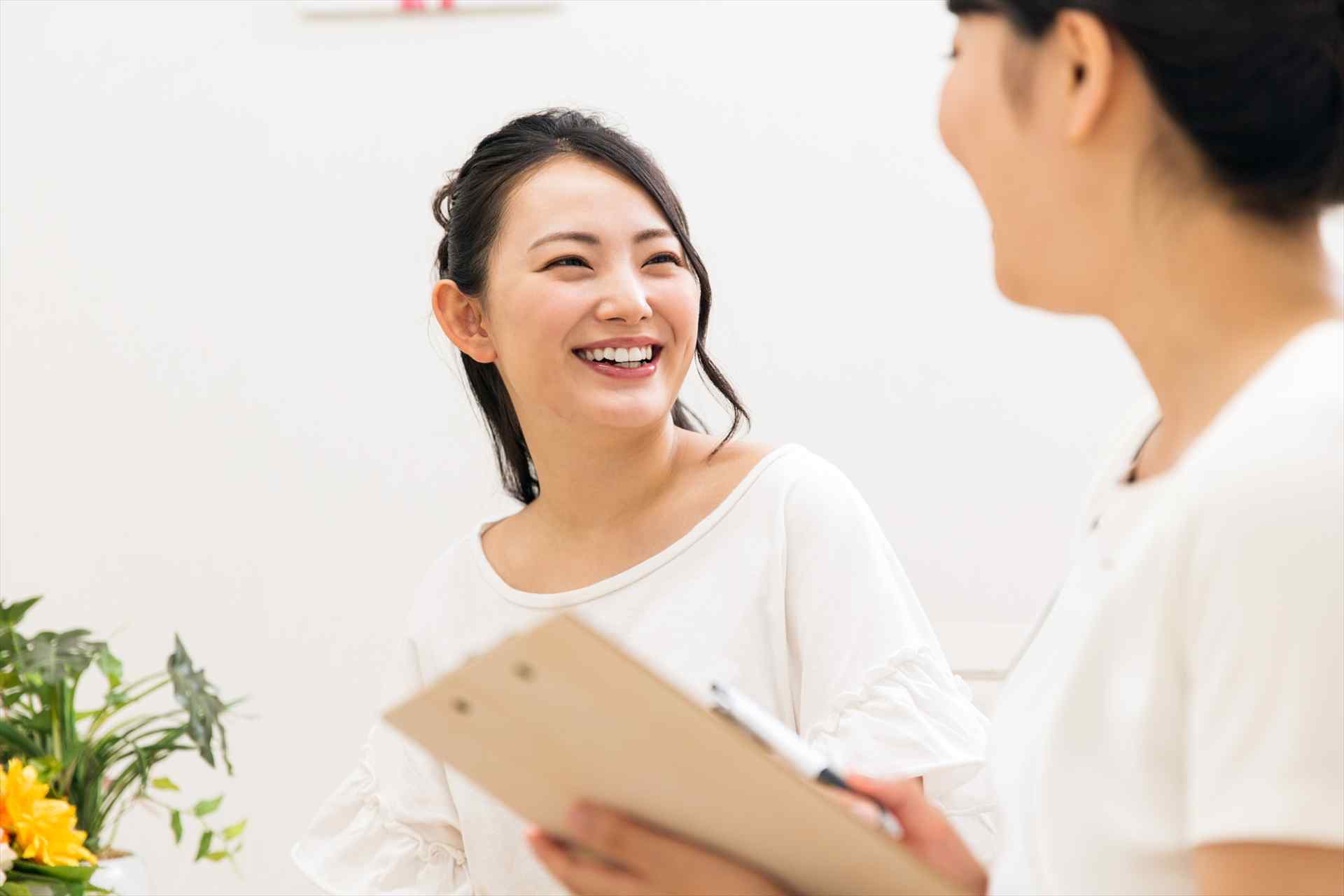 楽しく話す女性
