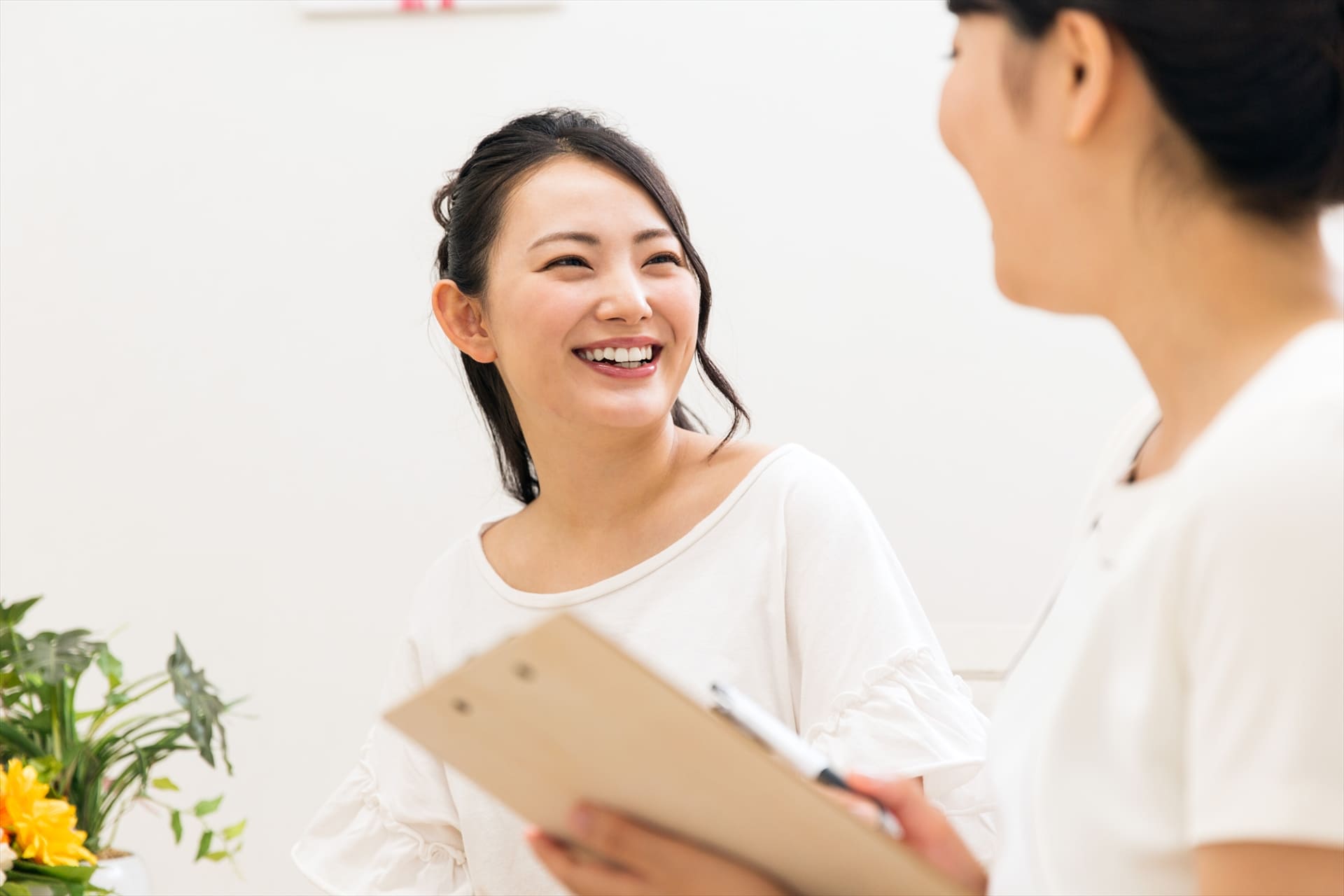 楽しく話す女性
